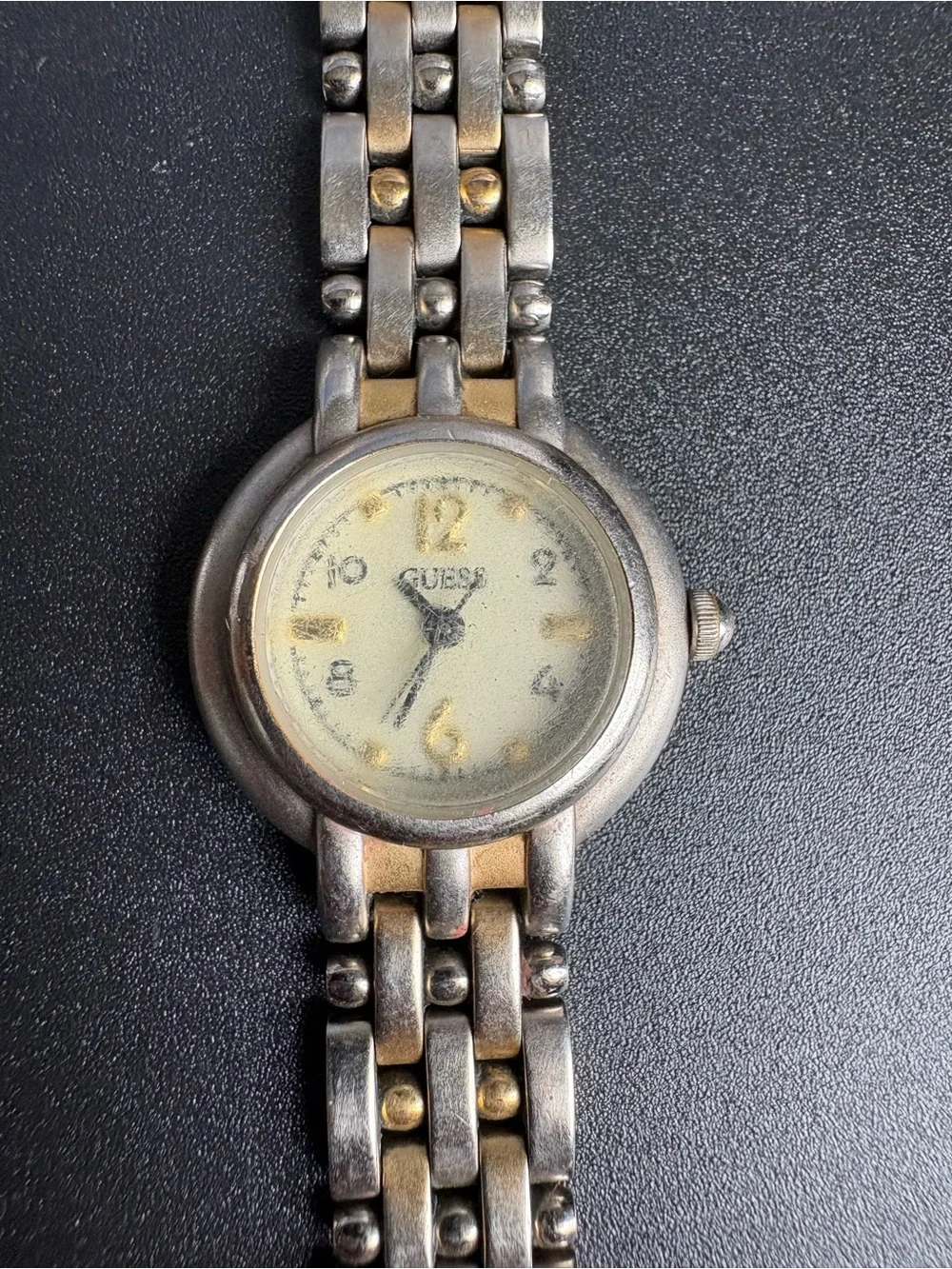 Guess compact round